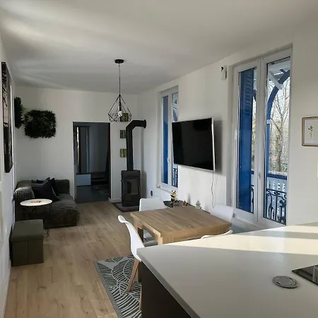 Holiday home Les Volets Bleus -10min Disneyland Paris - 2 Bedroom - View On River Marne *