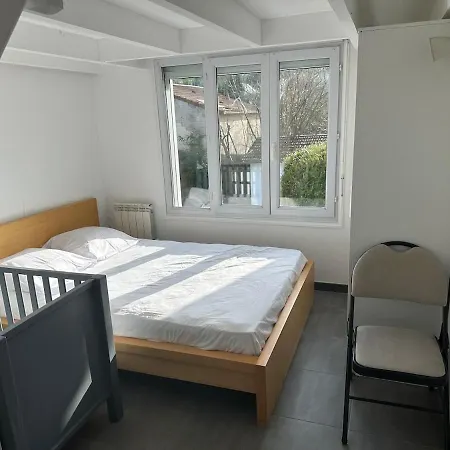 Les Volets Bleus -10min Disneyland Paris - 2 Bedroom - View On River Marne Holiday home Esbly
